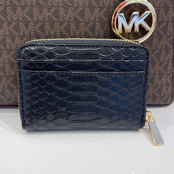 Michael Kors Women Medium Zip Around Card Case Coin Pouch Wallet Black 
NWT - Picture 8 of 16
